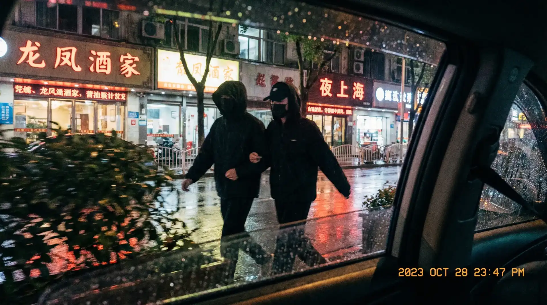 51官网 - 首页精选，首页内容持续更新 - 顶流明星深夜密会现场抓拍照片